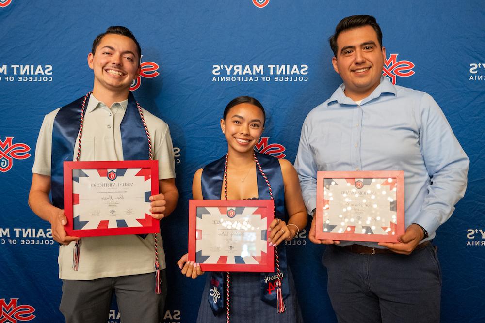 俱乐部体育的三名学生拿着他们在2024年学生领袖奖上获得的证书